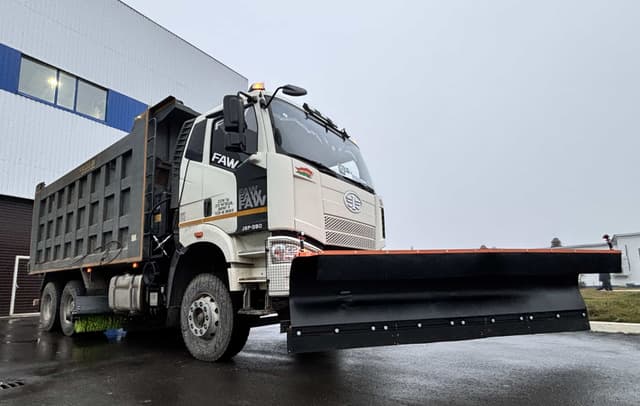 На самосвал FAW адаптирован снегоуборочный отвал и щетка изображение